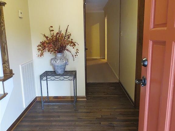 5th image of 613 Versailles Dr SE