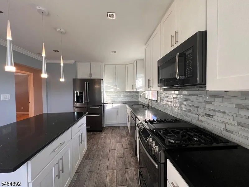 3 bed, 1.0 bath, $3,100 — Photo 1