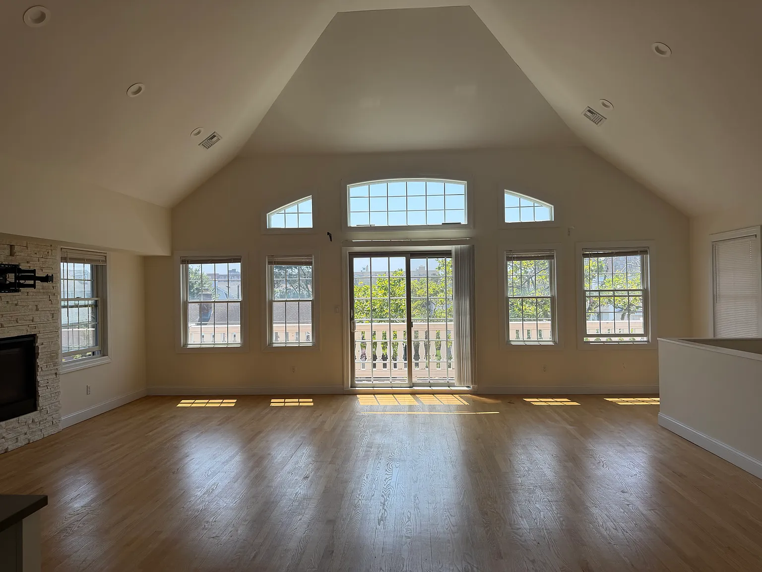 621 E Olive St — Photo 4