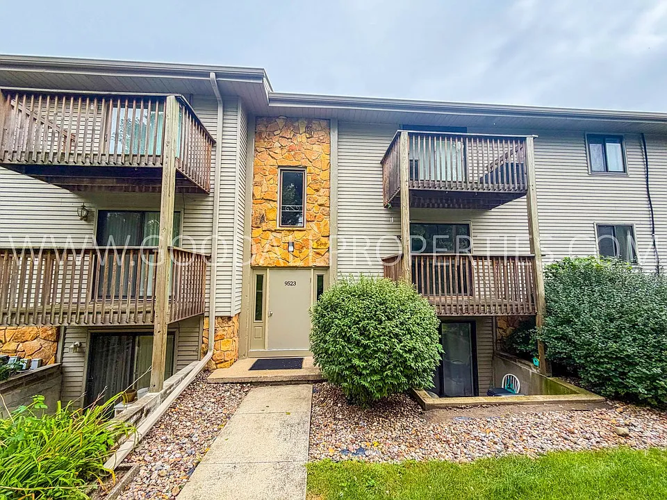 9523 University Ave #6