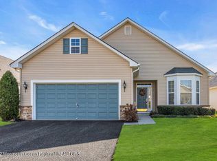 16 Eagle Ridge Cir, Lakewood, NJ 08701