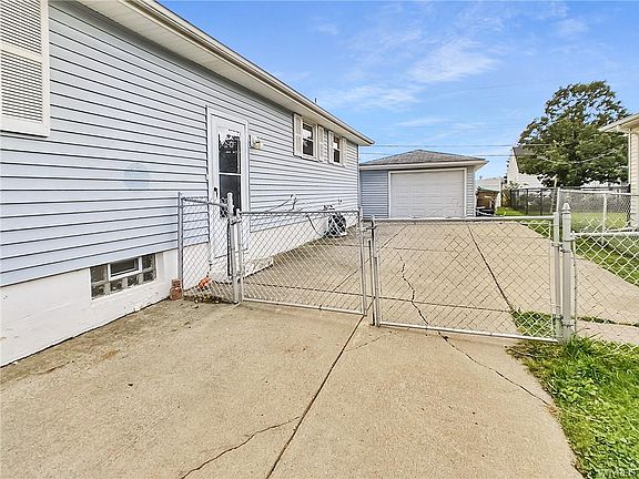 3rd image of 62 Satinwood Dr
