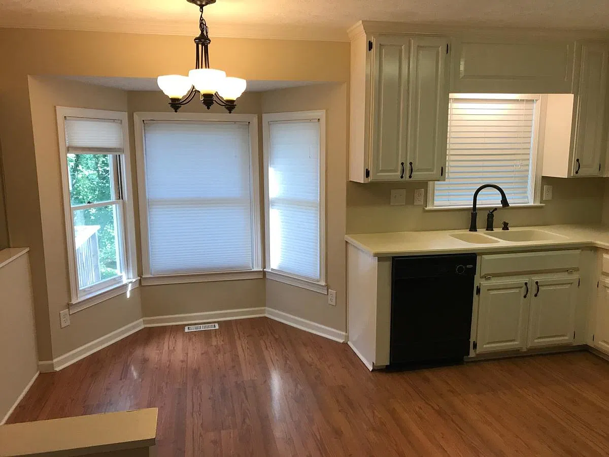5 bed, 2500 sqft, $2,800 — Photo 4