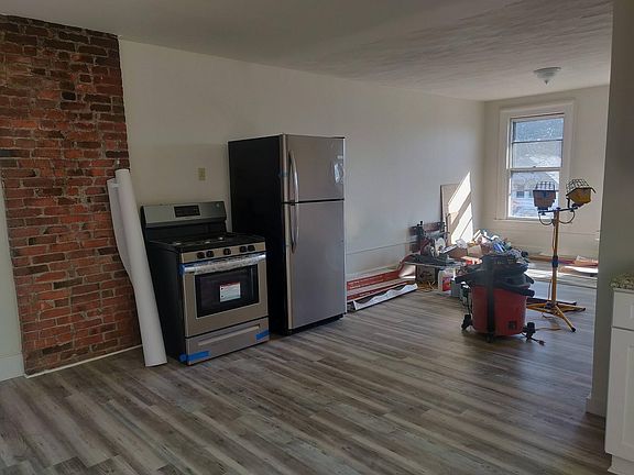 Brand new stainless steel appliances and 8+ ft ceilings. Lots of natural light in this open space that ties into the living room area. Renovation just completed (all equipment will be removed).