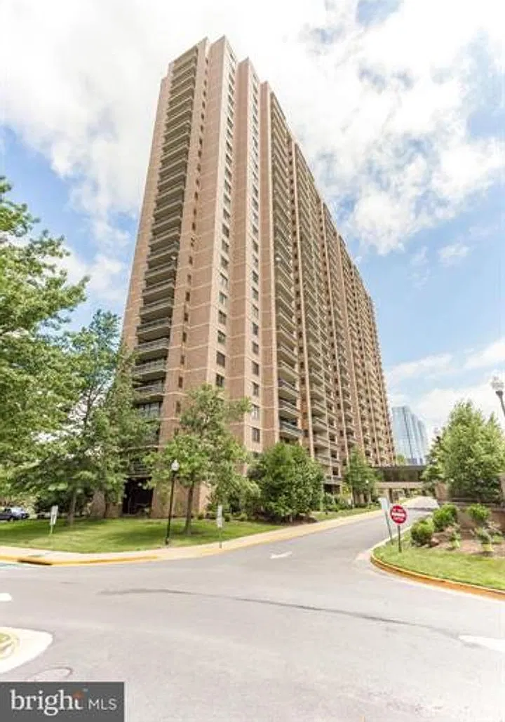Impressive views await from the 19th floor of this spacious condo with 2BR/ 2BA. — Photo 3