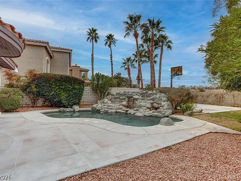 2500 Hacker Dr — Photo 17