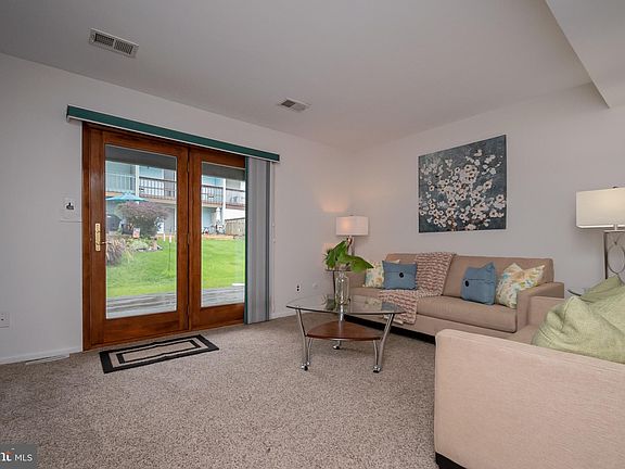 2nd image of 3211 Emerald Pl