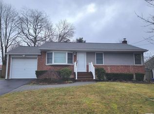 32 Robert Dr, Huntington, NY 11743