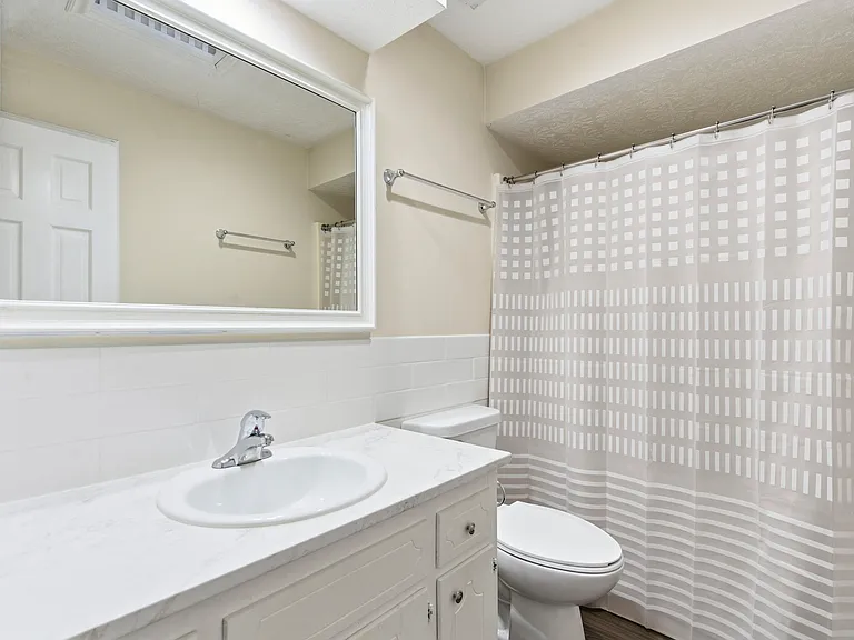 2431 S Kings Ave — Photo 18