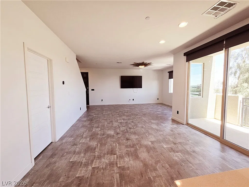 2 bed, 2.5 bath, 1369 sqft, $2,350 — Photo 3