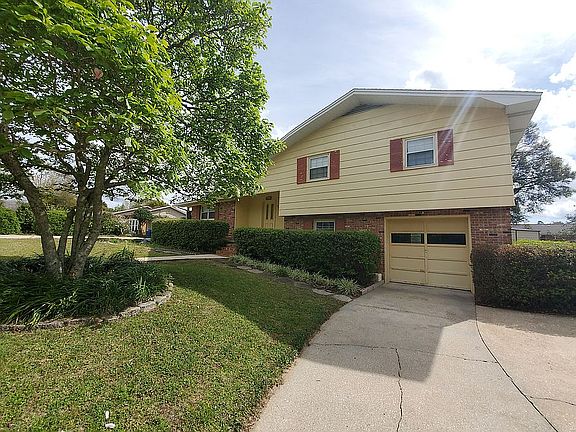 3rd image of 6202 N Sarah Dr
