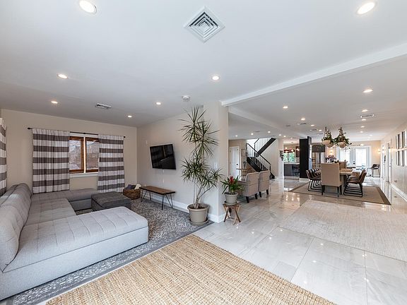 5th image of 608 E Bay Dr
