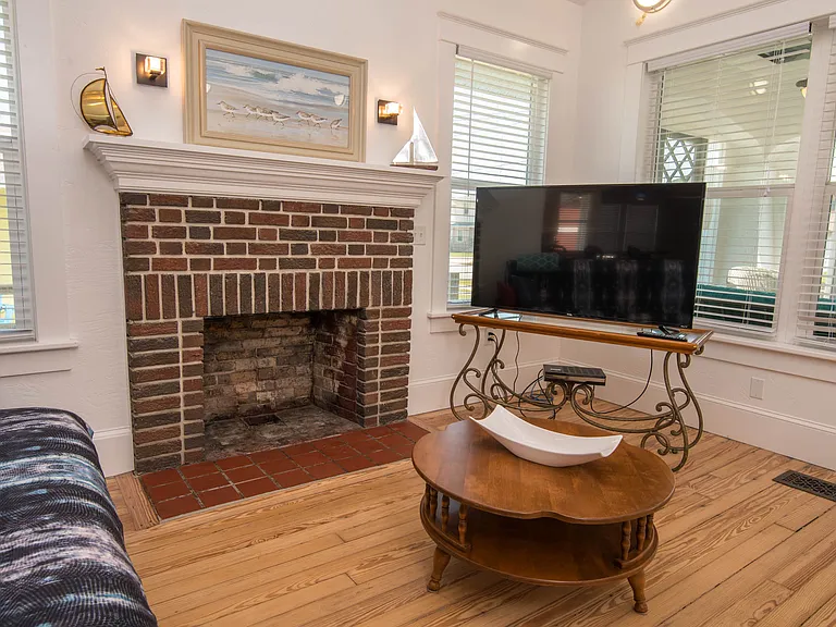 609 Lenox Ave — Photo 5