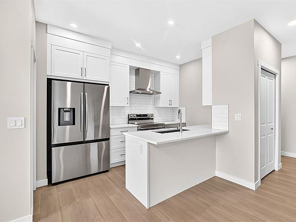 4th image of 2274 S Bayview Dr SW