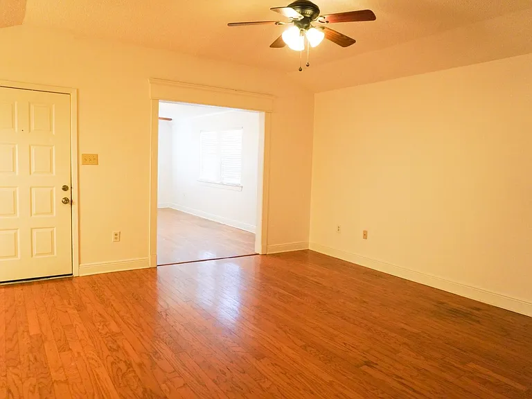 8539 Longwood View Ave — Photo 3