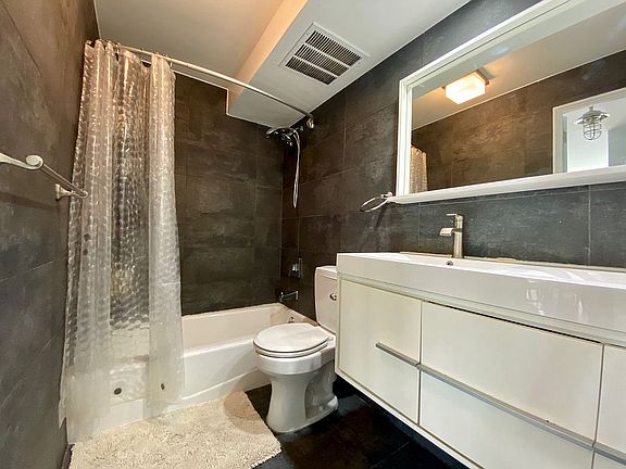 4th image of 7-04 166th St Apt 4c
