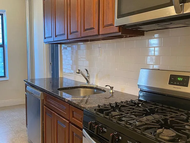 Sevilla Grande - Renovated Units at Journal Square Path — Photo 38