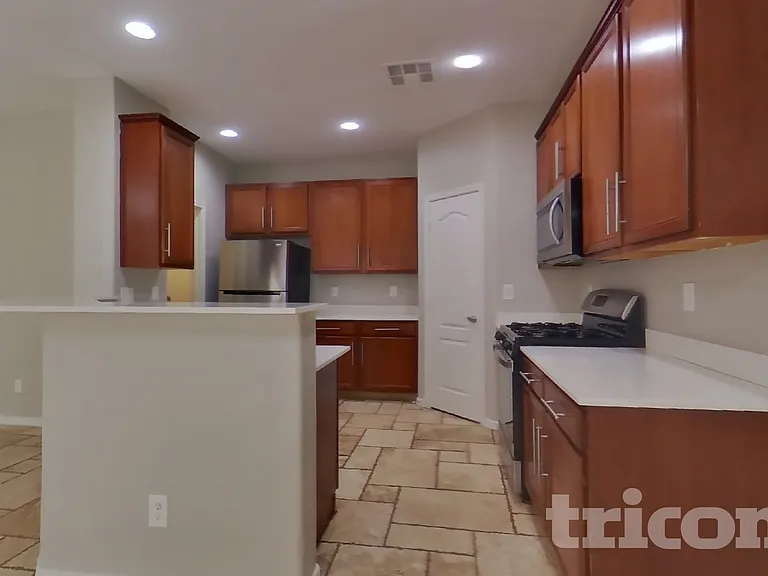504 W Beautiful Ln — Photo 5