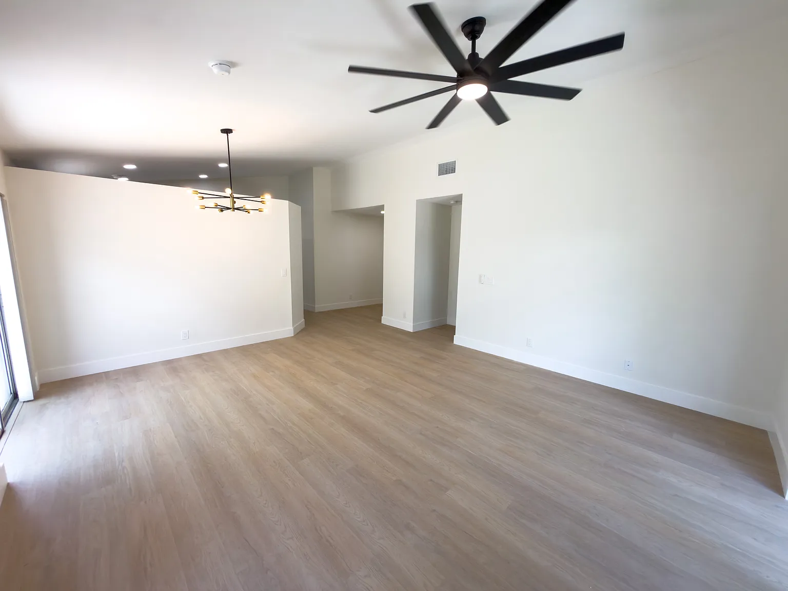 3 bed, 1200 sqft, $3,300 — Photo 3