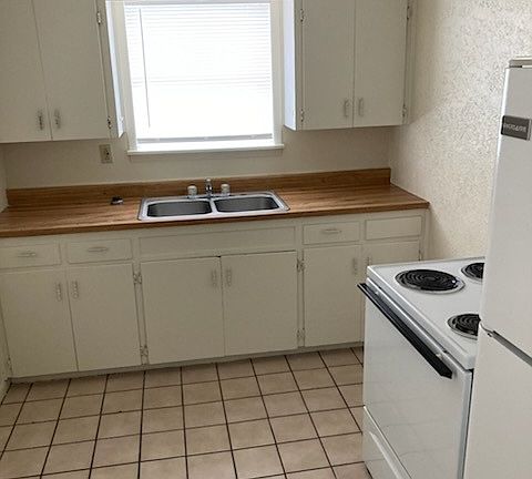 2nd image of 916 S 13th St