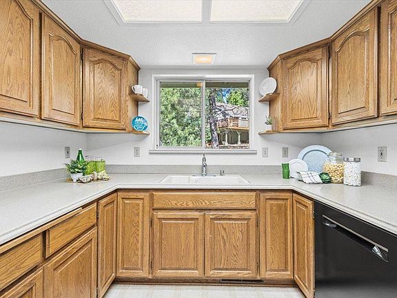 5th image of 15176 Lorie Dr