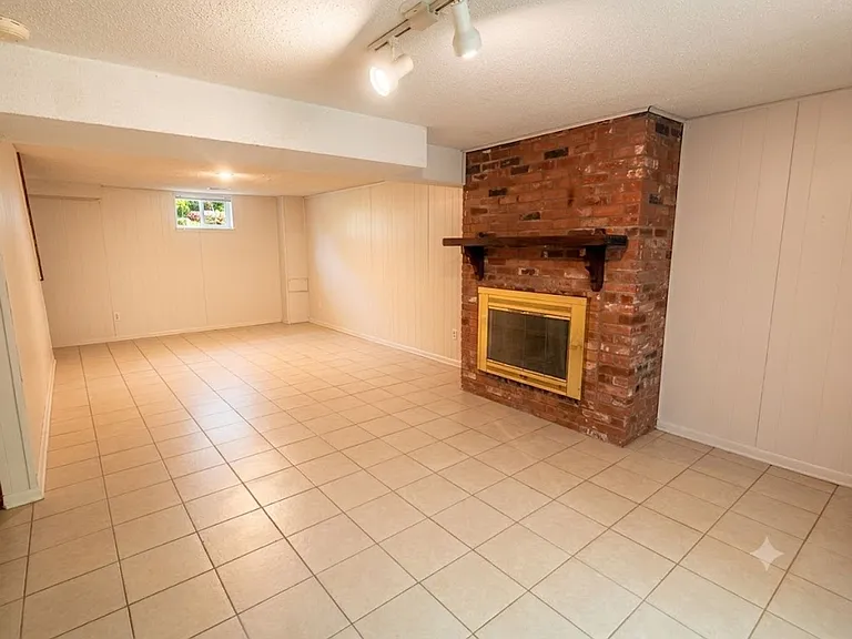 7031 NW Chapel Woods Ln — Photo 6