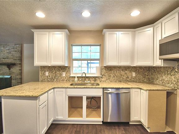 4th image of 2195 Belaire Dr
