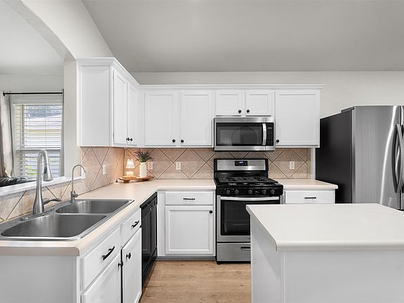 5th image of 214 Jennifer Ln
