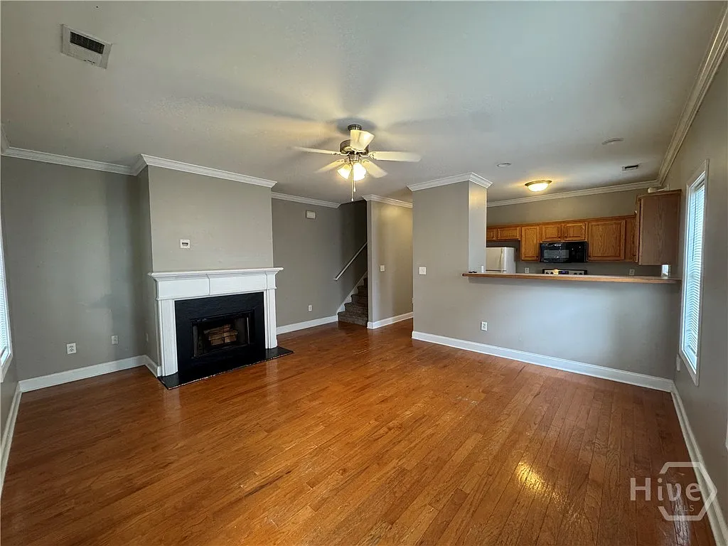 3 bed, 2.0 bath, 2318 sqft, $2,100 — Photo 2