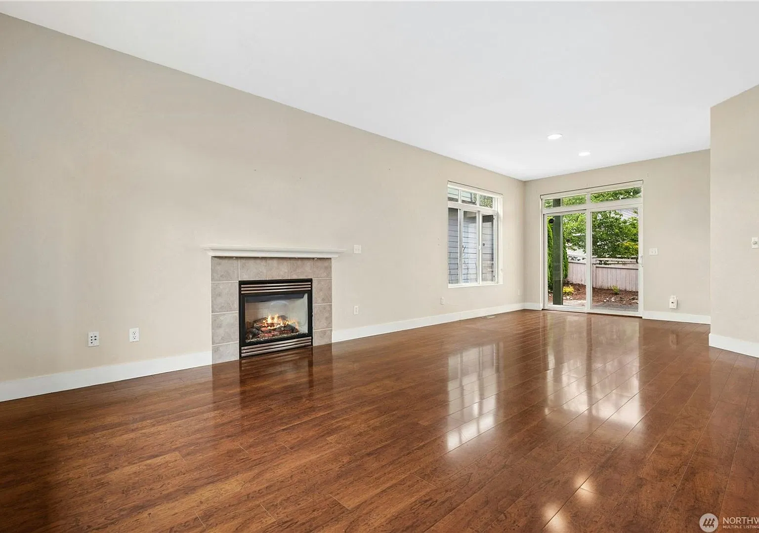 Beautiful 4-Bedroom Craftsman in Desirable Woodside Neighborhood — Photo 4