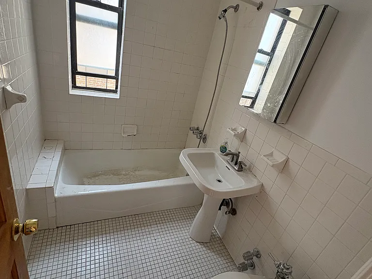 2860 Buhre Ave #5T — Photo 5