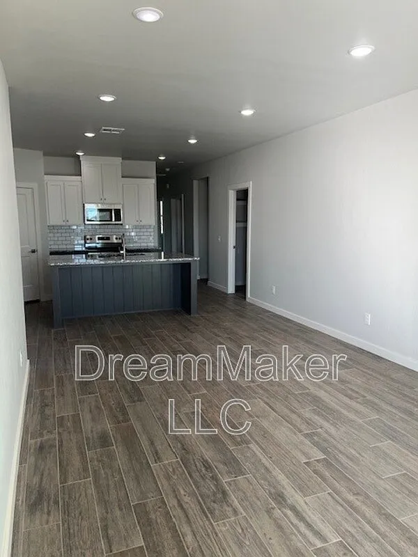 5 bed, 3.0 bath, 2300 sqft, $2,295 — Photo 4