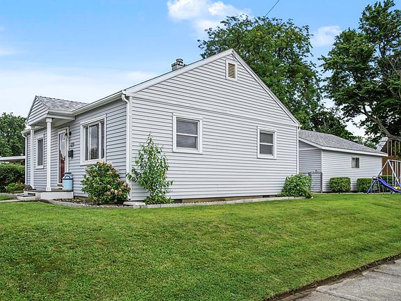 3rd image of 629 Maple St