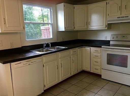 4th image of 586 Lake St