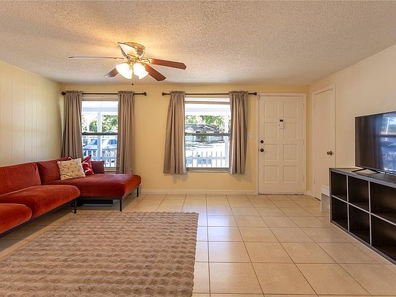 4th image of 2877 Nutwood St