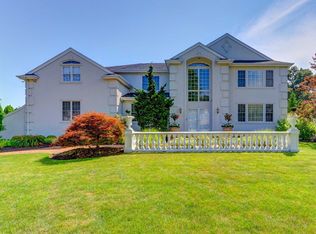 5 Lattice Ct, Melville, NY 11747