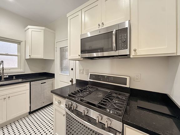 3rd image of 237 W Hawthorn St #0