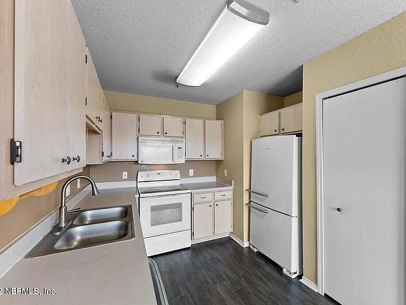 3rd image of 1701 The Greens Way APT 632