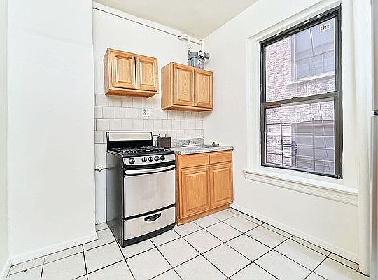 5th image of 579 W 177th St APT 32