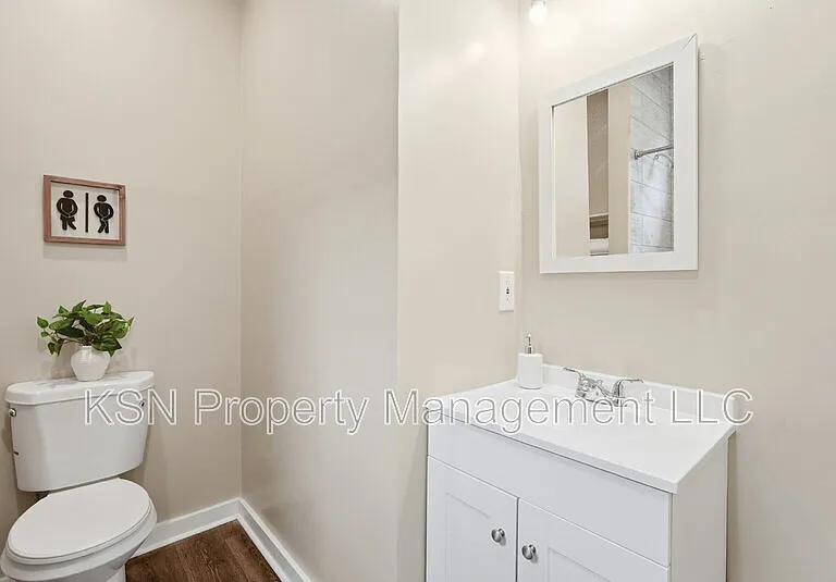 716 W 38th St — Photo 18