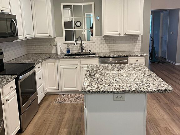 new granite and stainless steel appliances
Lots of cabinetry and small pantry