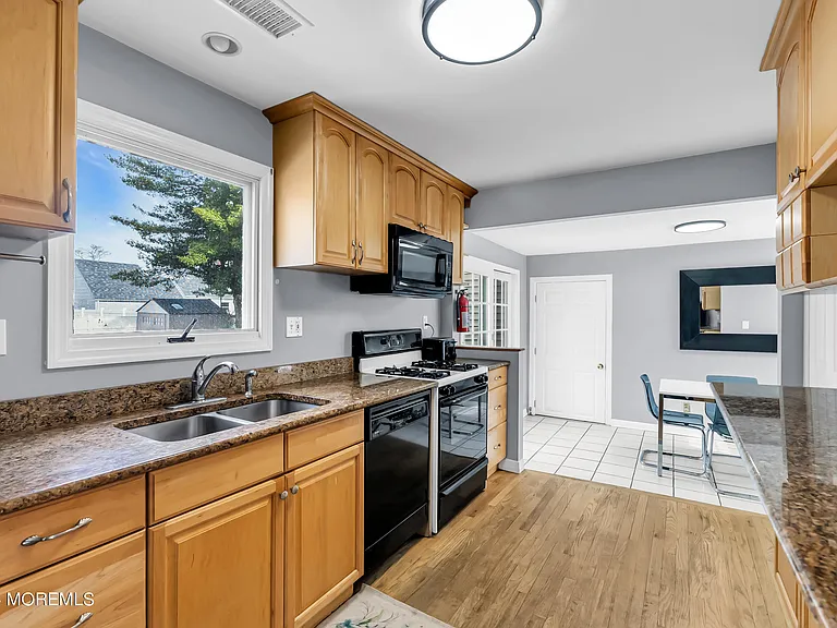 329 Yorke Ave — Photo 7