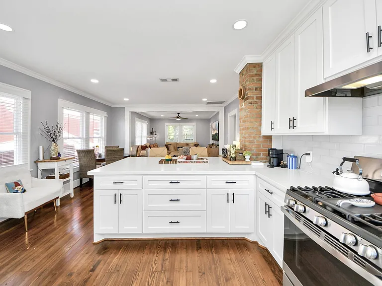 916 W Cottage St — Photo 18