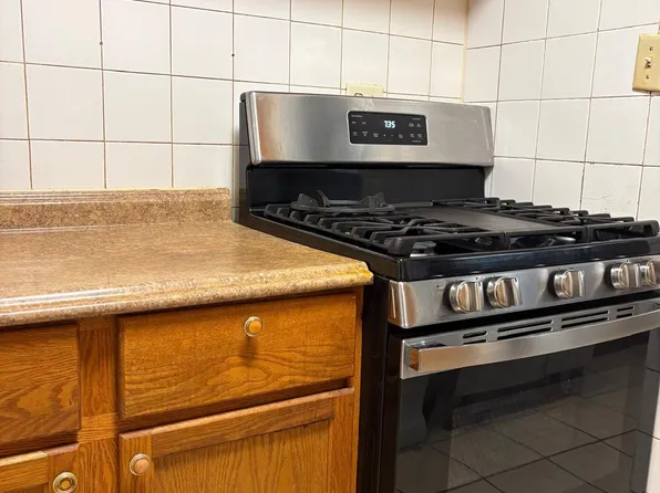 1075 Knoll Ln, Hoffman Estates, IL