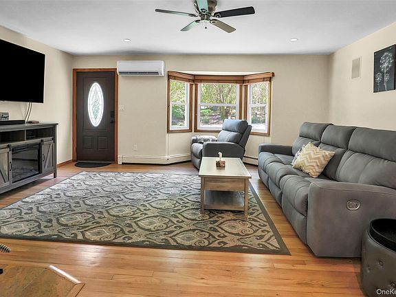 3rd image of 11 Oakwood Drive