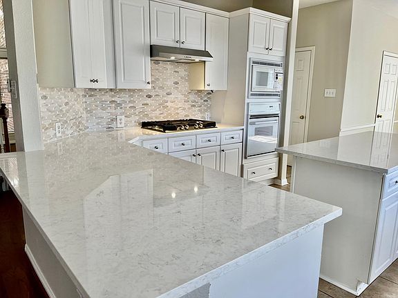 Countertop bar that seats up to 4