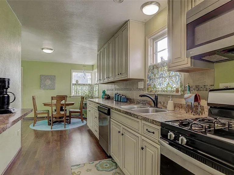810 E Geneseo St — Photo 9