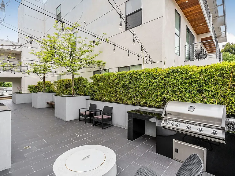 2409 Griffith Park Blvd — Photo 23