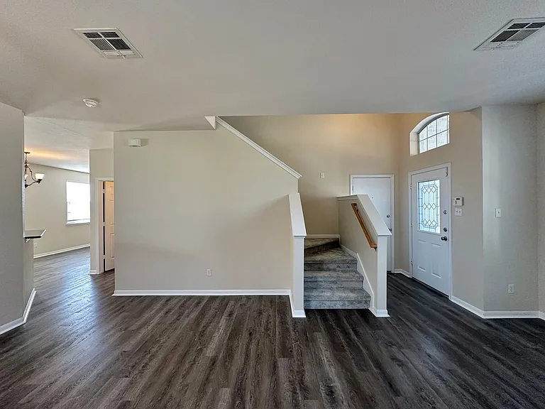 202 Crowfoot Dr — Photo 4