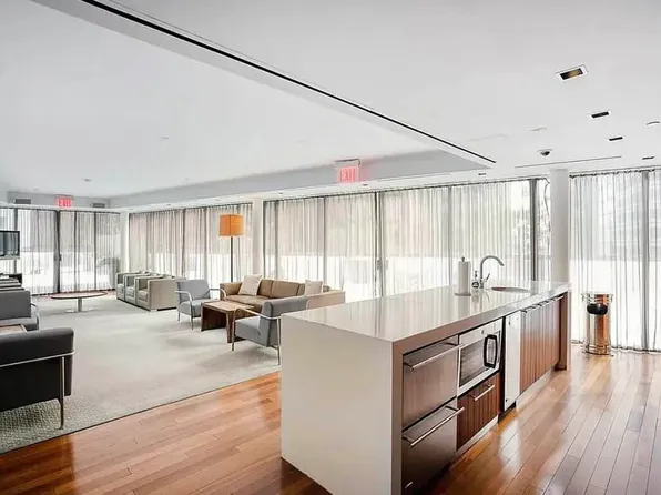 1 Wall Street Court image 9 of 14